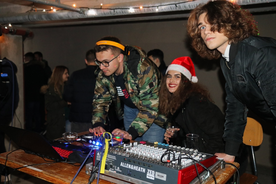 Studenti se zabavljali na ADVENTGROUND božićnom partiju u garaži Studentskog centra na Kampusu