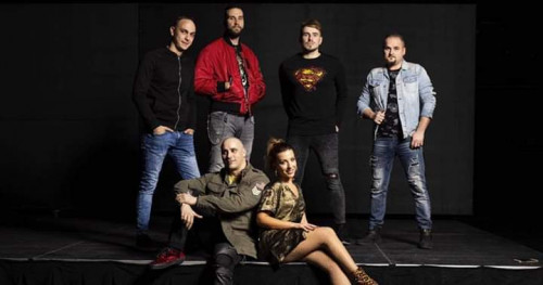 Grupa Best na adventskim kućicama u kampusu