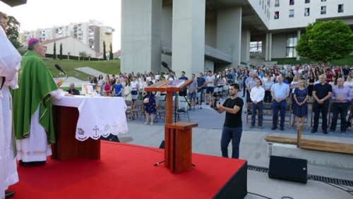 NIGHTFEVER 2017. ISPOVIJED, SVETA MISA I KLANJANJE NA KAMPUSU