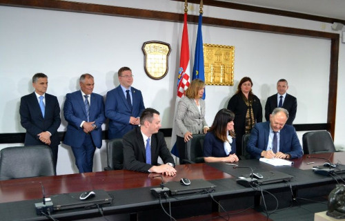 Na sjednici Vlade RH u Splitu potpisani ugovori za dva projekta